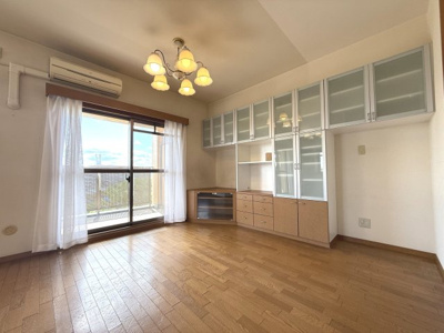 【居間・リビング】 | ファミールハイツ泉大津セントハーバーシティ一番館 | 備え付けの収納、ＴＶボードがございます！