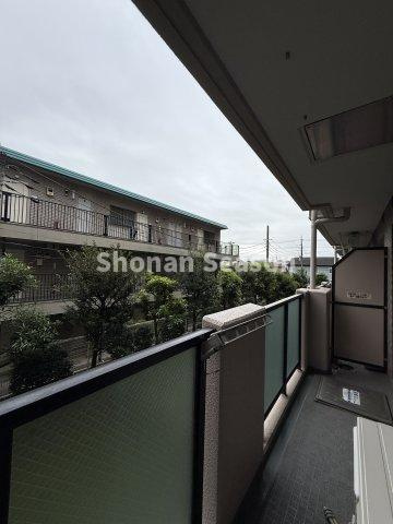 【バルコニー】 | 広々としたバルコニーには洗濯物もたっぷり干すことができますよ♪