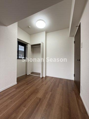 【洋室】 | 全室収納付きで、増えがちな衣類や季節家電なども、各部屋に収納でき便利ですよ☆