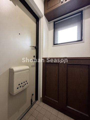 【玄関】 | 玄関にも明るい光が差し込みます☆
こちらのリフォーム済みのお住まいで新生活をスタートしませんか♪