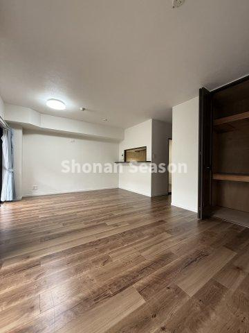 【居間・リビング】 | キッチンからはリビングを見渡すことができるので、お料理中も会話が弾みます♪