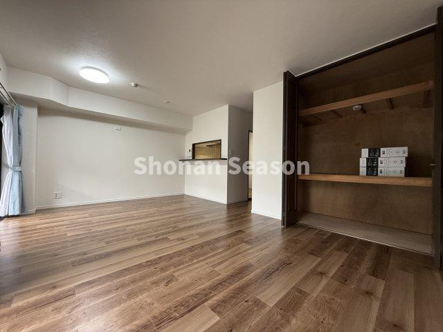 【居間・リビング】 | リビングにはたっぷりと荷物が入る収納を完備しております！