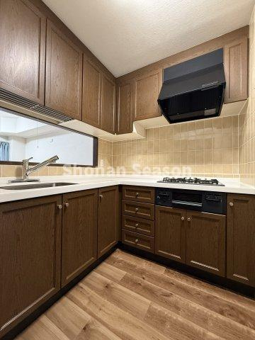 【キッチン】 | 作業効率の良いL字型のキッチンです♪
同時調理可能な３口コンロでお料理も捗りますね☆