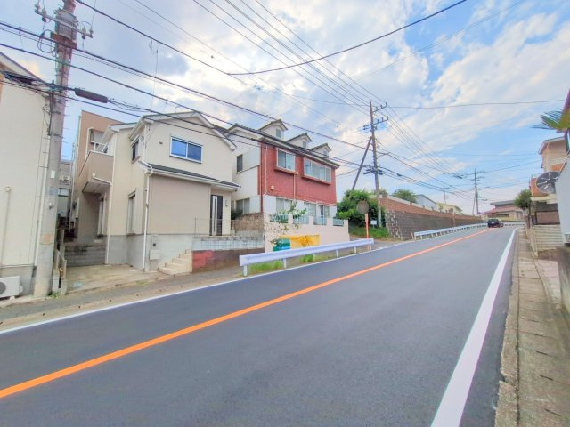 富士見市大字水子の中古一戸建の前面道路含む現地写真