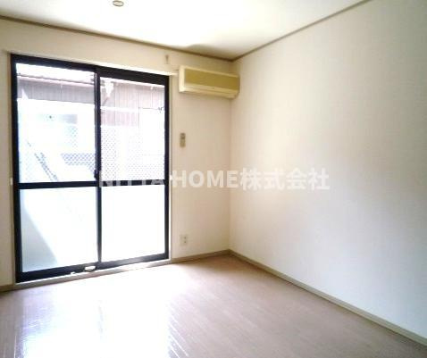 グリーンヒルズ朝暉5番館の居間・リビング|南向きで日当たり良好の洋室です＊