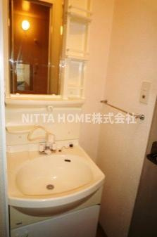 グリーンヒルズ朝暉5番館の洗面所|独立洗面台がついているので身支度にも便利です★