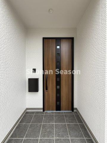 【玄関】 | 雨の日でも濡れにくい屋根付きの玄関スペース◎