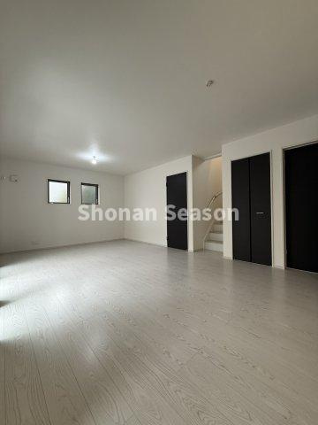 【内装】 | シャッター雨戸付きで悪天候の日はもちろん、防犯面でも安心です◎