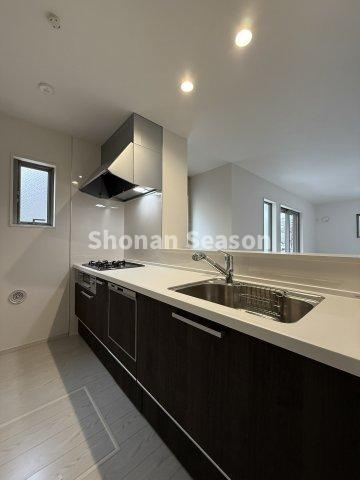 【キッチン】 | リビングを見渡せる対面式カウンターキッチン。
料理の配膳もスムーズにできます♪