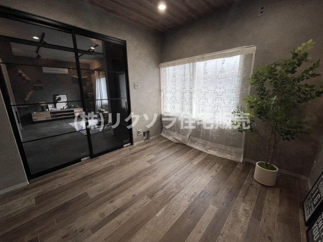 田口1丁目　中古一戸建ての内装|洋室4.5帖　猫用扉あります
■物件内覧・資金計画相談・住宅ローン相談、リフォーム相談、お問合せ受付中■
※当日・翌日のご内覧、ご相談はお電話でのお問合せがスムーズです！