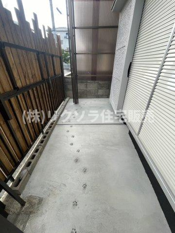 田口1丁目　中古一戸建ての庭|駐輪場としても！猫ちゃんの足跡が可愛い◎
■物件内覧・資金計画相談・住宅ローン相談、リフォーム相談、お問合せ受付中■
※当日・翌日のご内覧、ご相談はお電話でのお問合せがスムーズです！