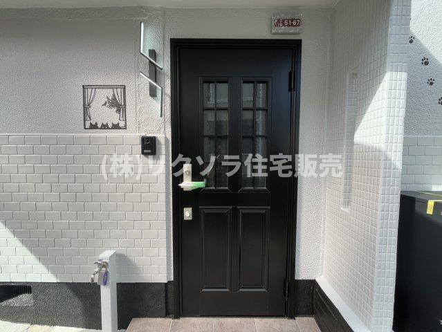 田口1丁目　中古一戸建ての玄関|にゃんこ仕様の可愛い外観
■物件内覧・資金計画相談・住宅ローン相談、リフォーム相談、お問合せ受付中■
※当日・翌日のご内覧、ご相談はお電話でのお問合せがスムーズです！