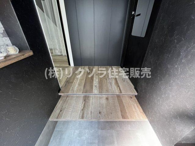 田口1丁目　中古一戸建ての内装|玄関内部　右側にはシューズクローゼットがあります
■物件内覧・資金計画相談・住宅ローン相談、リフォーム相談、お問合せ受付中■
※当日・翌日のご内覧、ご相談はお電話でのお問合せがスムーズです！