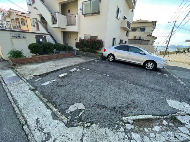 メゾン霞ヶ丘の駐車場