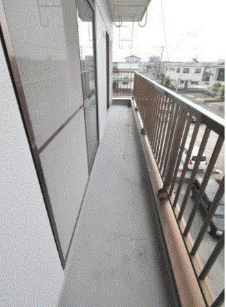 内野ハイツ【キャッシュバック対象物件】のバルコニー|外からの目が気にならないバルコニーで洗濯物が干せます