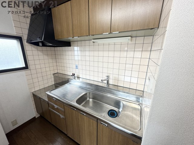 収納がたっぷりのシステムキッチン