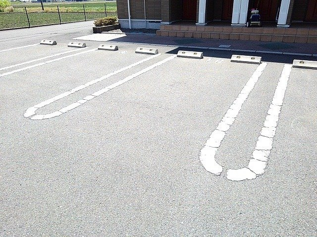 エルカーサＡの駐車場