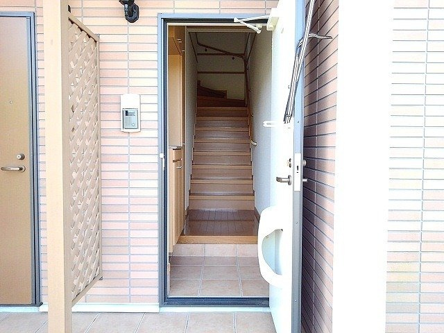 エルカーサＡの玄関