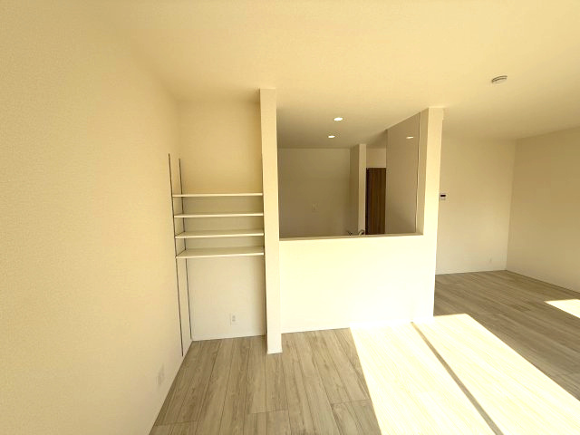 リナージュ前橋市朝日町2丁目25-1期　1号棟の居間・リビング|カウンターキッチンなのでお料理をしながら会話もできます。
夕食の支度をしながら、お子様の様子も見られて自然と会話も増えますよ♪