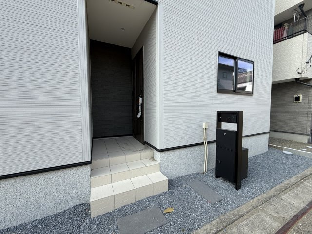 リナージュ前橋市朝日町2丁目25-1期　1号棟の玄関|落ち着いた玄関です。モニター付きインターホン標準装備！