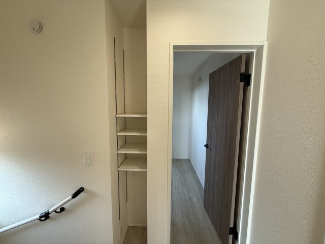 リナージュ前橋市朝日町2丁目25-1期　1号棟の収納|２階廊下にもちょっとした収納ついてます。