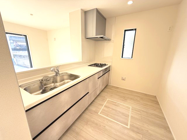 リナージュ前橋市朝日町2丁目25-1期　1号棟のキッチン|人気のカウンターキッチン採用です☆
コンロも３口ご用意しています！調理スペースも広くストレスなくお料理できます。
浄水器つきなので美味しいお水も飲めますよ♪
収納も沢山ご用意しています。