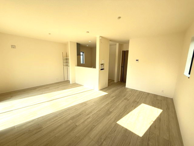 リナージュ前橋市朝日町2丁目25-1期　1号棟の居間・リビング|17帖リビング♪人気の対面式キッチンを配した空間はお好みの家具も合わせやすく、家族がくつろぐ快適な空間造りをサポート。窓からは明るい陽光が差し込みます。