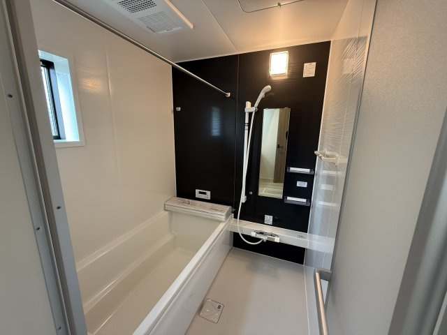 リナージュ前橋市朝日町2丁目25-1期　1号棟の浴室|１坪タイプのフルオートバスです！
足を延ばして入れる広さなので一日の疲れも癒されますよ♪
室内物干しや浴室乾燥機もあるのでお天気の悪い日にはランドリースペースとしてもご利用できます！