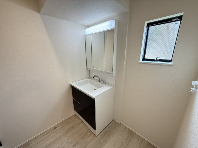 リナージュ前橋市朝日町2丁目25-1期　1号棟の独立洗面台|シャワー水栓付き洗面台で朝の身支度もバッチリです！
洗面台には収納スペースもあり洗面室もすっきり片付きますよ！