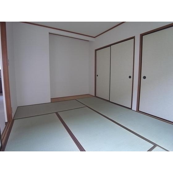 グリーンハイツ大善寺【キャッシュバック対象物件】の和室|明るい和室です