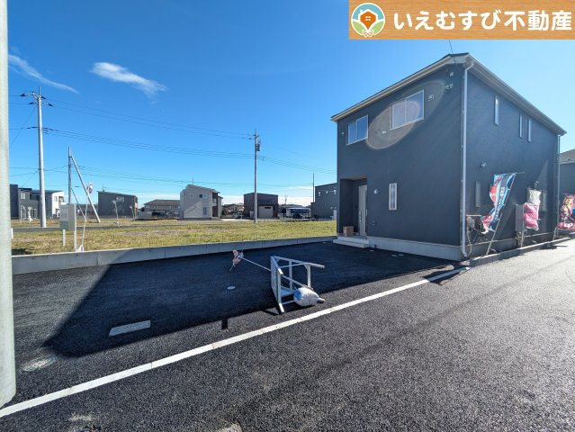 Cradle garden　邑楽町中野第4の駐車場|並列3台駐車可能なゆとりのカースペース
複数台車をお持ちでも、お友達が遊びに来てもゆとりの駐車スペース！
