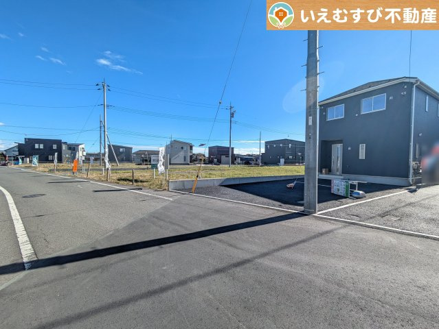 Cradle garden　邑楽町中野第4の前面道路含む現地写真|充分な広さの前面道路
間口が広くお車の出し入れも問題なく行えるスペースが確保されています♪