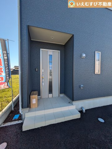 Cradle garden　邑楽町中野第4のエントランス|落ち着いた色づかいのエントランス
駐車場からアクセスの良いエントランス。雨の日や荷物が多くても安心の動線♪