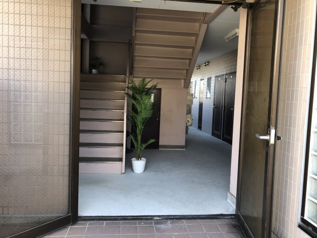サニーヒル美原町のエントランス|清潔なエントランスです