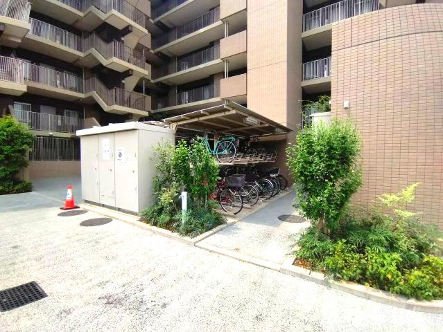 アンビシャス上尾の駐輪場|屋根付きなので、大事な自転車を雨風から守れます。
