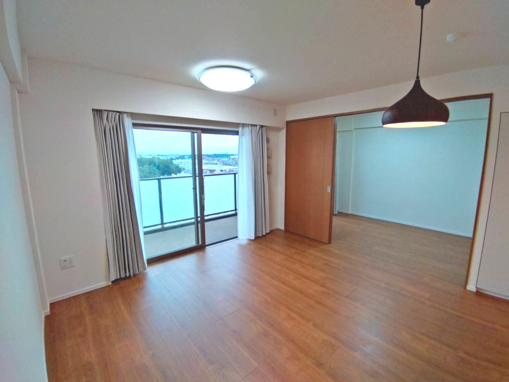 アンビシャス上尾の居間・リビング|11.0帖です。隣の洋室を開放すると15.5帖として広々お使いいただけます。