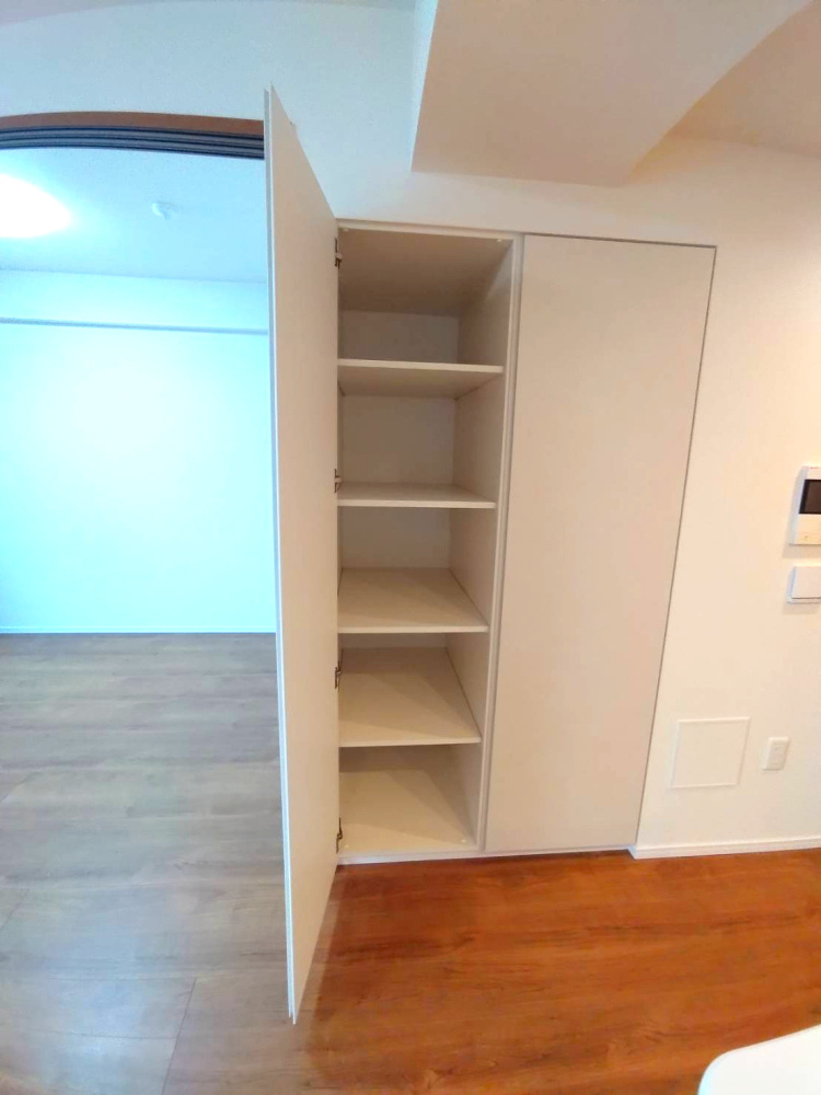 アンビシャス上尾の収納|リビングにも収納があります。奥行きがあるので掃除機などをしまうのにも便利です！