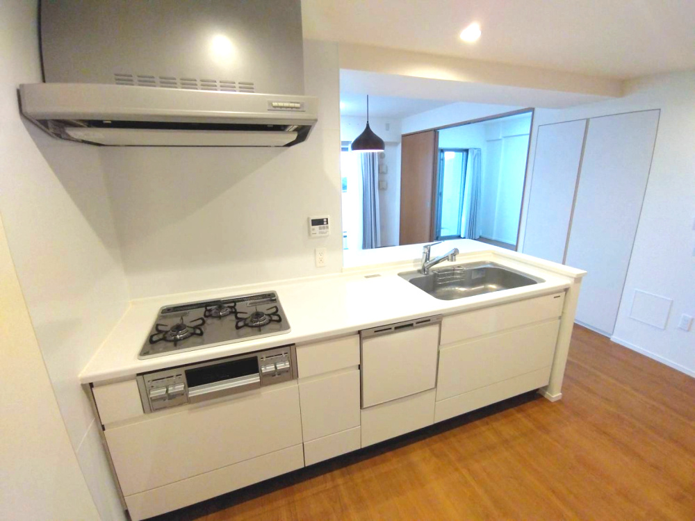 アンビシャス上尾のキッチン|白を基調としたキッチンは清潔感があります。