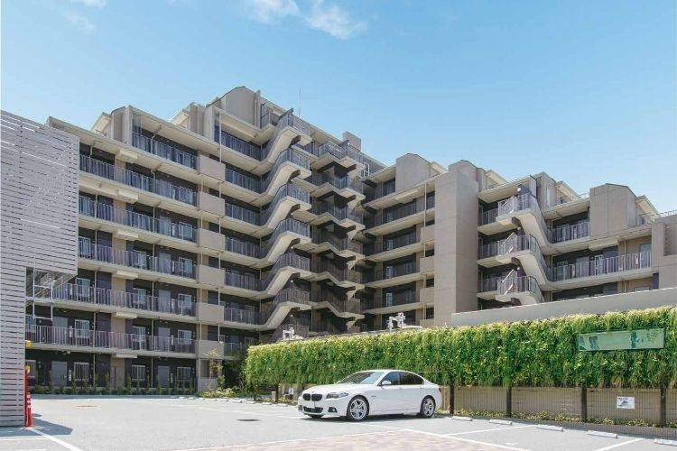 アンビシャス上尾の外観|2色のベージュを基調とした外観に、ダークブラウンでアクセントを施したスタイリッシュな外観です。9階建てのマンションです。