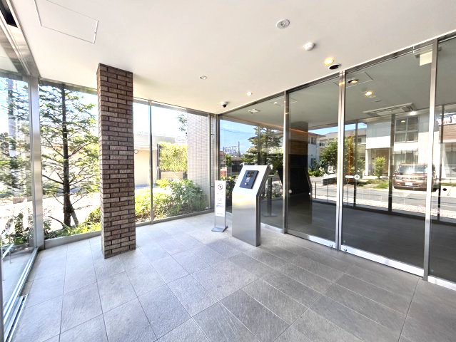 アンビシャス上尾のエントランス|開放感があり、清潔感あふれる上品なデザイン。