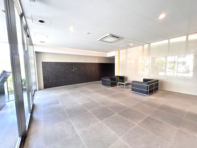 アンビシャス上尾のエントランス|スタイリッシュで落ち着いたトーンのエントランスホールです。