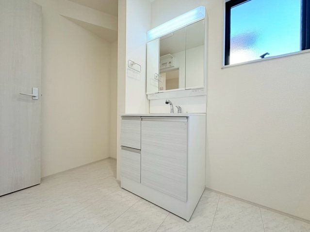 リーブルガーデン　各務原市那加琴が丘2丁目　全1区画分譲の独立洗面台|洗面化粧台 幅 750mm、軽く割れにくい洗面ボールと場所をとらないコンパクト設計の本体キャビネットです。
ミラー扉の内側は全て収納スペースです。リフトアップシャワーを採用し両手が自由に使えます