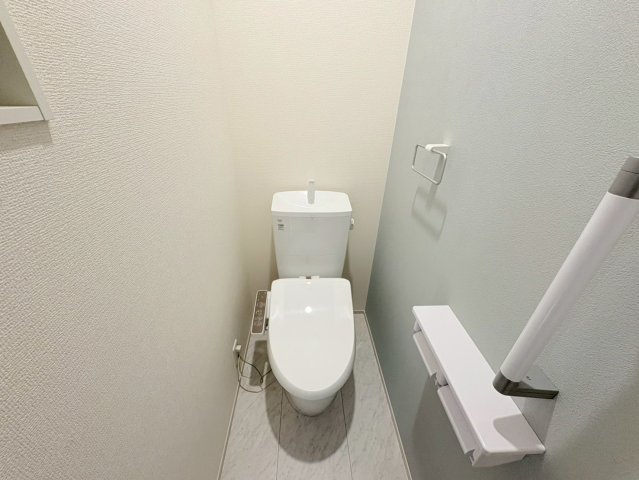 リーブルガーデン　各務原市那加琴が丘2丁目　全1区画分譲のトイレ|超表面平滑加工とイオンパワーの「セフィオンテクト」加工で、汚れが付きにくく落ちやすい仕様で清潔です。
便器にフチがないので汚れが隠れて見えない部分がありません。お手入れがとってもラクラクです。