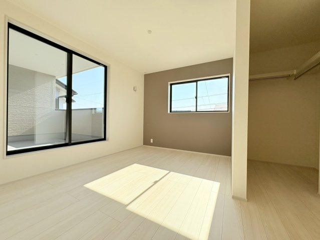 リーブルガーデン　各務原市那加琴が丘2丁目　全1区画分譲の寝室|すべての居室にはたっぷり収納できる大型のクローゼット、各室に２４時間換気システムを設置しています。
排気ファンから低風量で24時間強制排気し、家の中の空気をいつも新鮮に保ちます。

