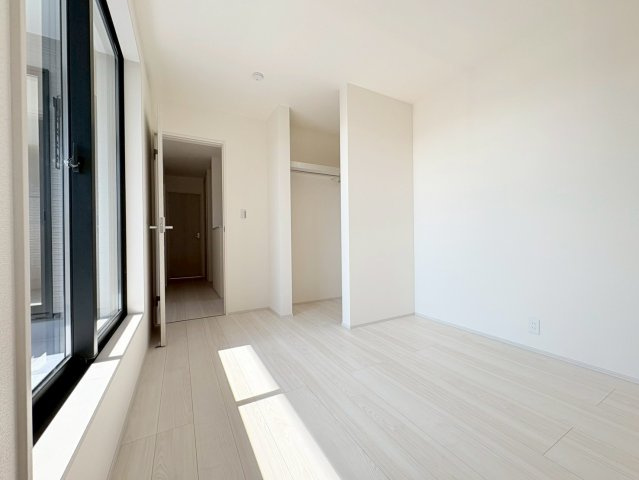 リーブルガーデン　各務原市那加琴が丘2丁目　全1区画分譲の洋室|全居室にたっぷり収納できる大型クローゼット、居室部分の窓ガラスには間に空気層を設けたペアガラスを採用。
高い断熱性と共にガラス面の結露対策にも効果を発揮します。