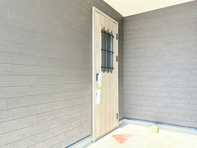 リーブルガーデン　各務原市那加琴が丘2丁目　全1区画分譲の玄関|【ピッキング防止機能付き玄関ドア錠】玄関ドアの鍵は上下に２つあり、内側の下段は脱着サムターンキー。
鍵を不正に開錠されても、もう１つの鍵でピッキングを防ぎます。防犯性の高い仕様になっています。