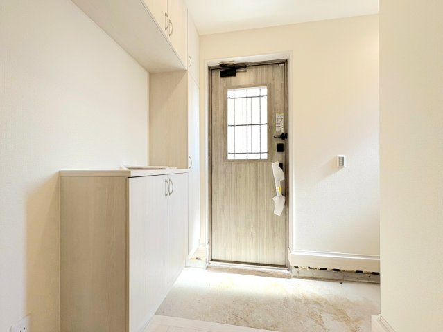 リーブルガーデン　各務原市那加琴が丘2丁目　全1区画分譲の玄関|大容量のシューズ収納付きで玄関周りもすっきり！玄関ドアからの光が玄関ホールを明るくしてくれます。