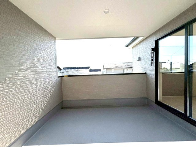 リーブルガーデン　各務原市那加琴が丘2丁目　全1区画分譲のバルコニー|バルコニーは南向きで洗濯物もよく乾きます！強度と表面積硬度を持つFPRで防水しています。