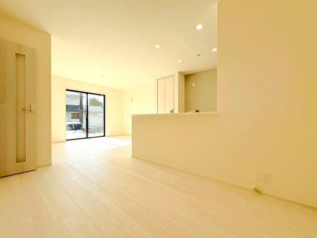 リーブルガーデン　各務原市那加琴が丘2丁目　全1区画分譲の居間・リビング|明るい日差しをふんだんに取り込んだリビングダイニングは家族の笑顔につつまれた素敵な空間になります。
一建設の家は精度が高く丈夫な工法を採用し、「住宅トップランナー基準」に対応しています。