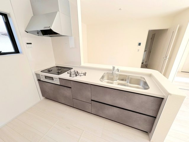 リーブルガーデン　各務原市那加琴が丘2丁目　全1区画分譲のキッチン|機能的で手入れがしやすいシステムキッチンでお掃除も楽々。蛇口は浄水器内蔵型で節湯CI対応水栓です。　
人造大理石カウンターやキッチンパネルなど明るくきれいにお使いいただけます。